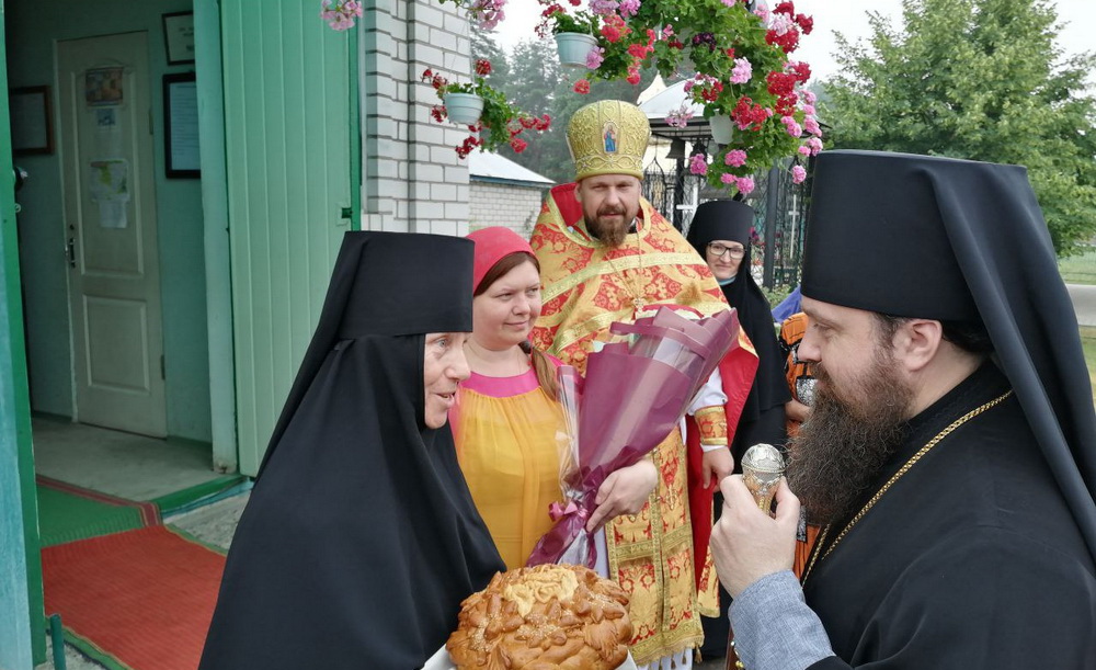 Вы сейчас просматриваете Новоайдар. Викарий Луганской епархии почтил память святых царственных страстотерпцев