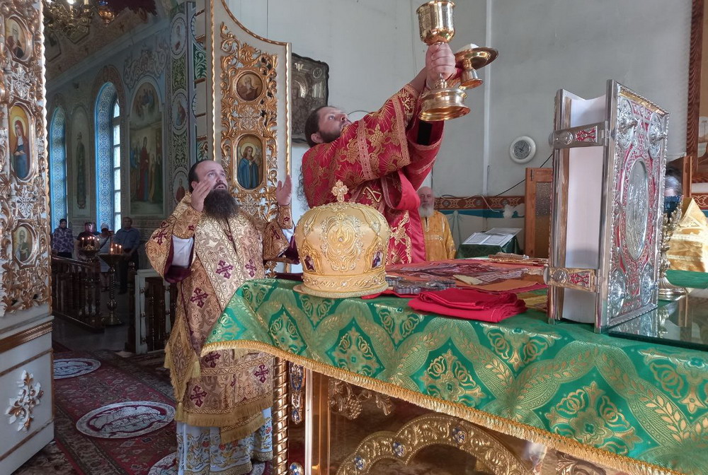 Вы сейчас просматриваете Станица Луганская. Викарий Луганской епархии совершил воскресное богослужение