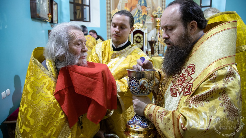 Вы сейчас просматриваете Луганск. Викарий Луганской епархии совершил воскресное богослужение