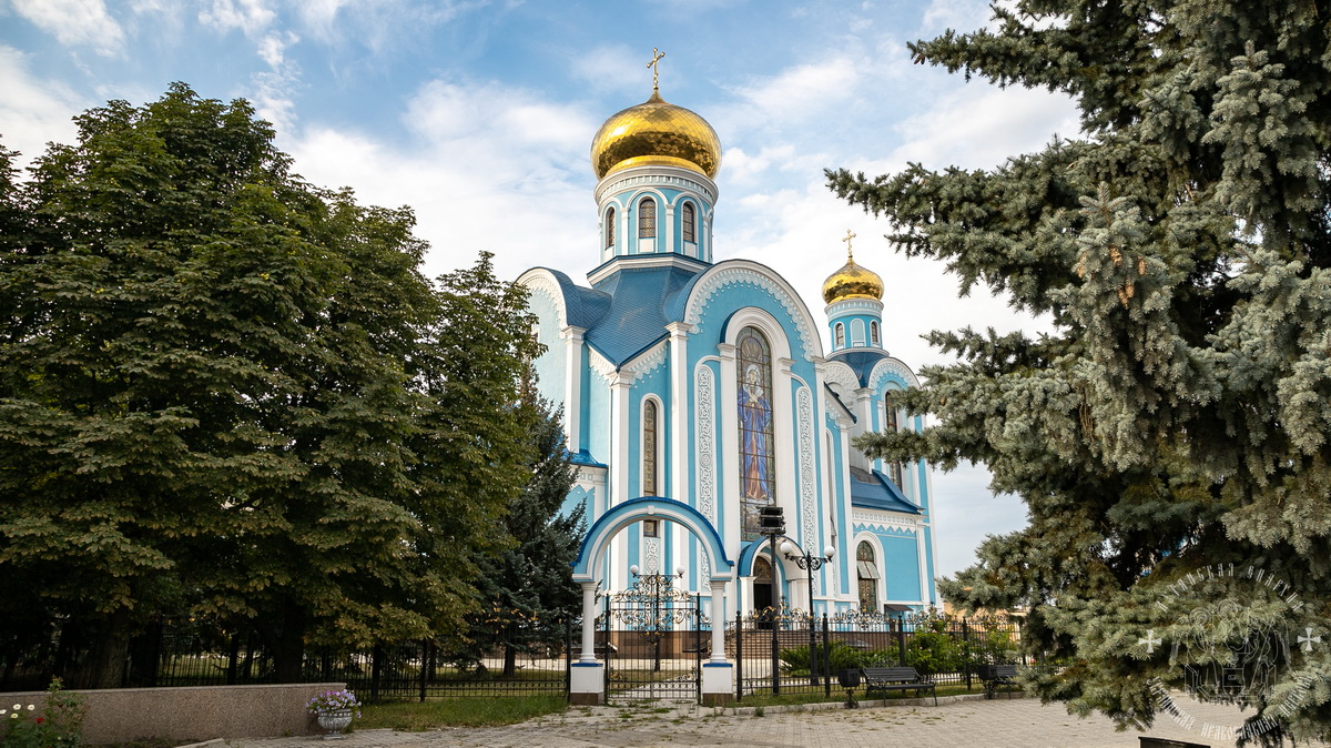 Подробнее о статье Луганск. Престольный праздник храма иконы Божией Матери «Умиление»