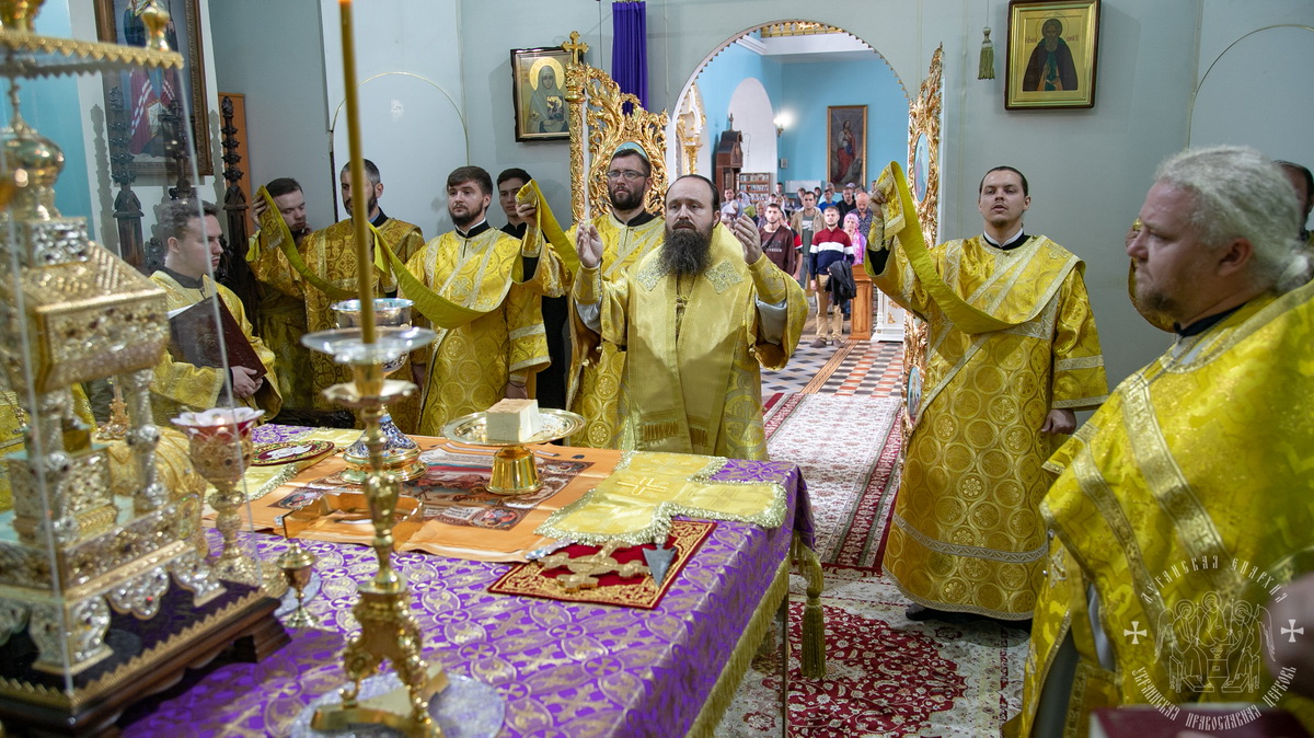 Подробнее о статье Викарий Луганской епархии совершил воскресное богослужение в кафедральном соборе