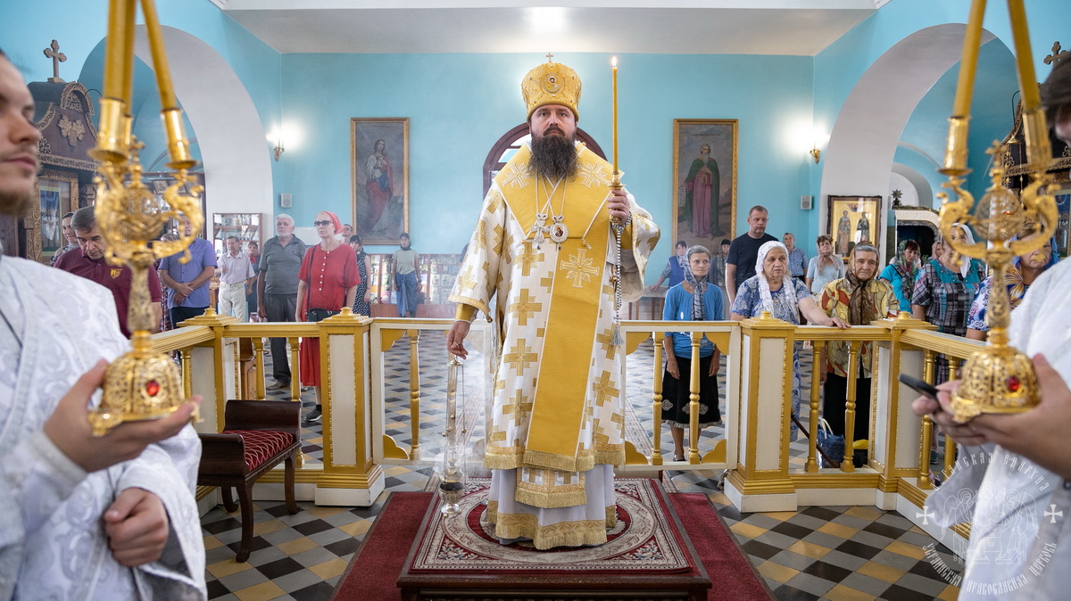 Подробнее о статье Луганск. Викарий Луганской епархии совершил праздничное богослужение в кафедральном соборе