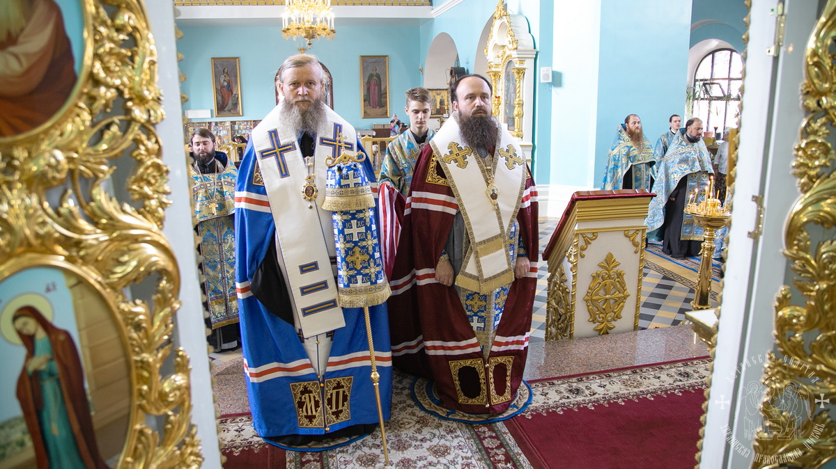 Подробнее о статье Луганск. Архипастыри совершили молебен с акафистом у Луганской иконы Божией Матери