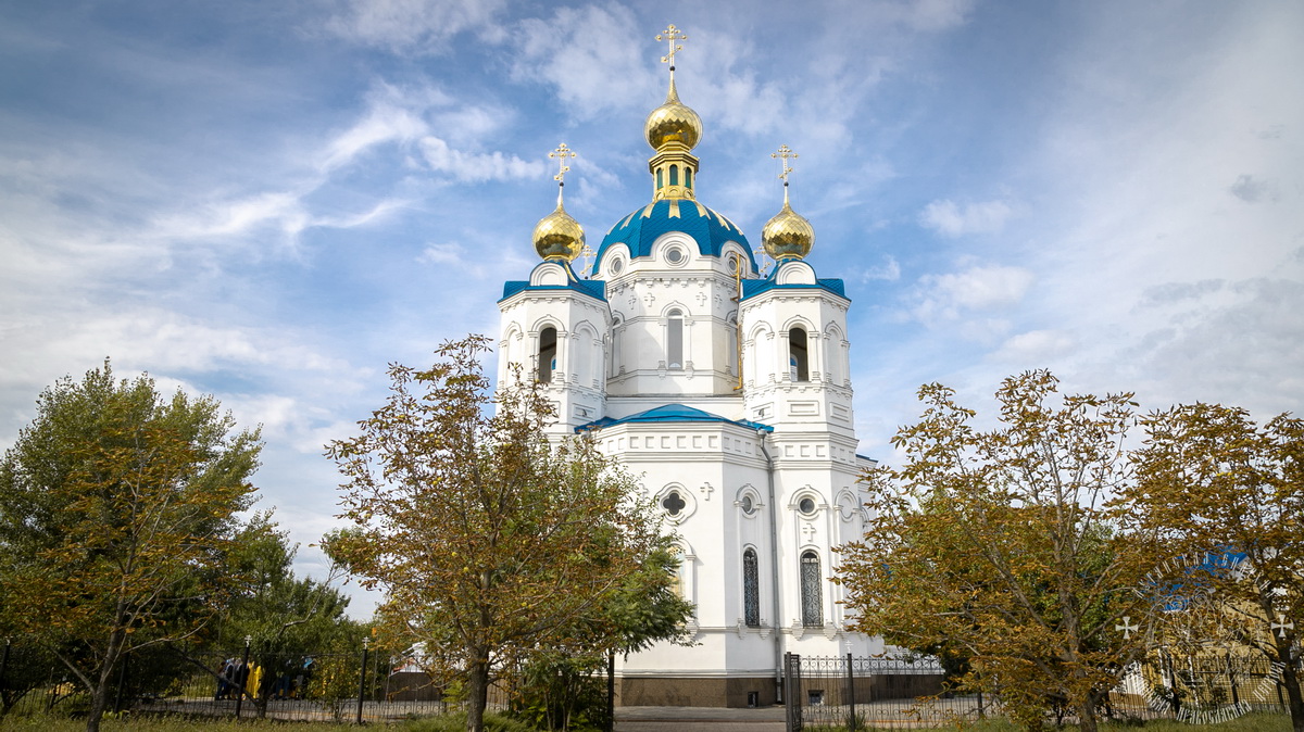 Вы сейчас просматриваете Луганск. Викарий Луганской епархии возглавил престольный праздник Александро-Невского храма