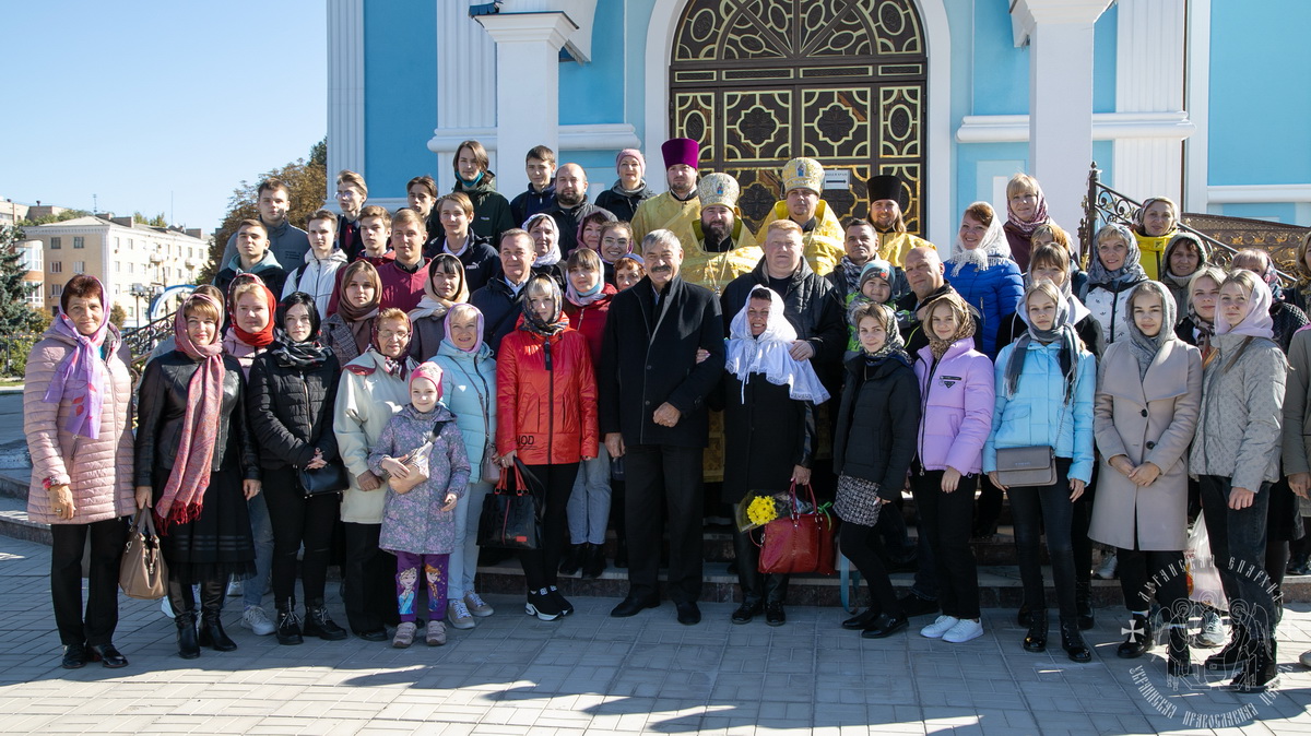 Вы сейчас просматриваете Луганск. В преддверии дня учителя, школьники и преподаватели приняли участие в высадке молодых елей