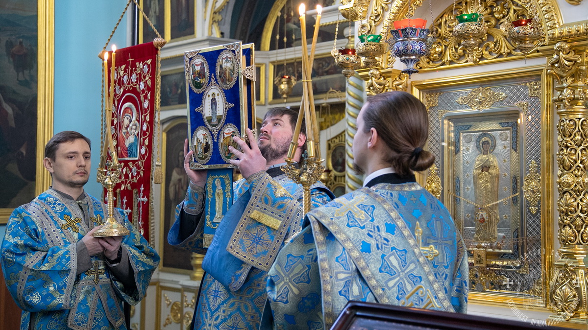 Вы сейчас просматриваете Луганск. В кафедральном соборе совершено молебное акафистное пение у Луганской иконы Божией Матери
