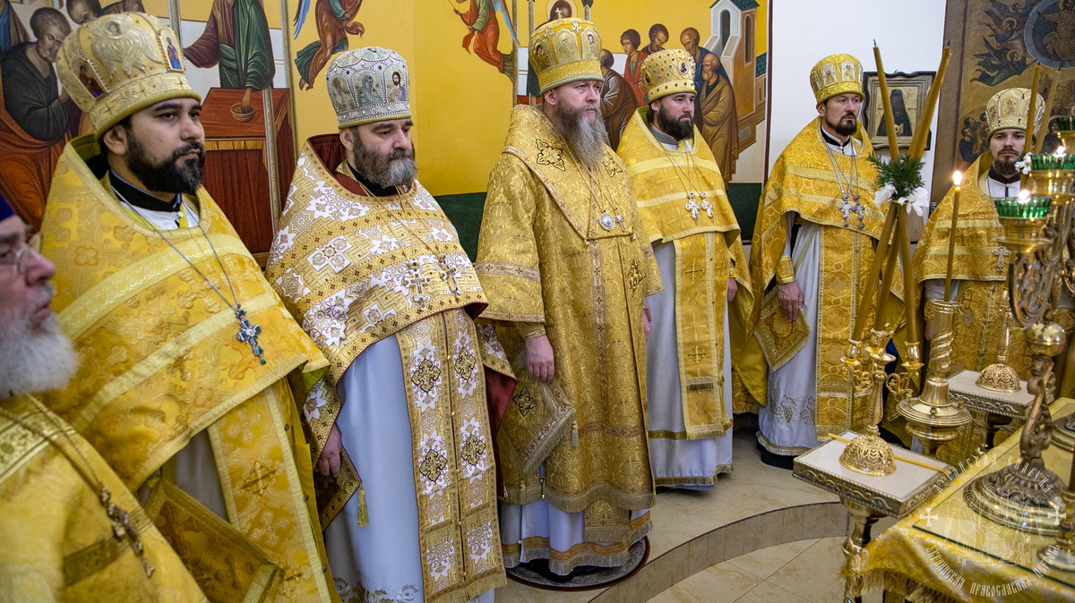 Вы сейчас просматриваете Луганск. Митрополит Пантелеимон возглавил престольное торжество в храме святителя Иоанна Златоуста