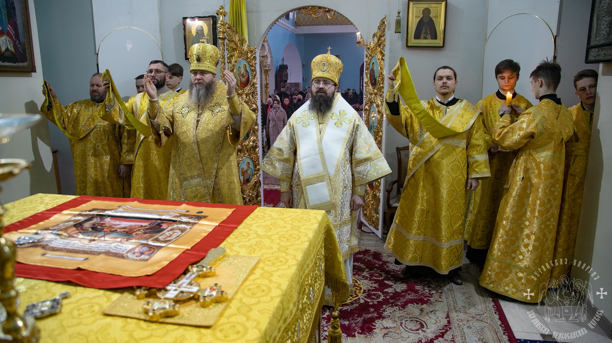 Вы сейчас просматриваете Луганск. Архипастыри совершили воскресное богослужение в кафедральном соборе