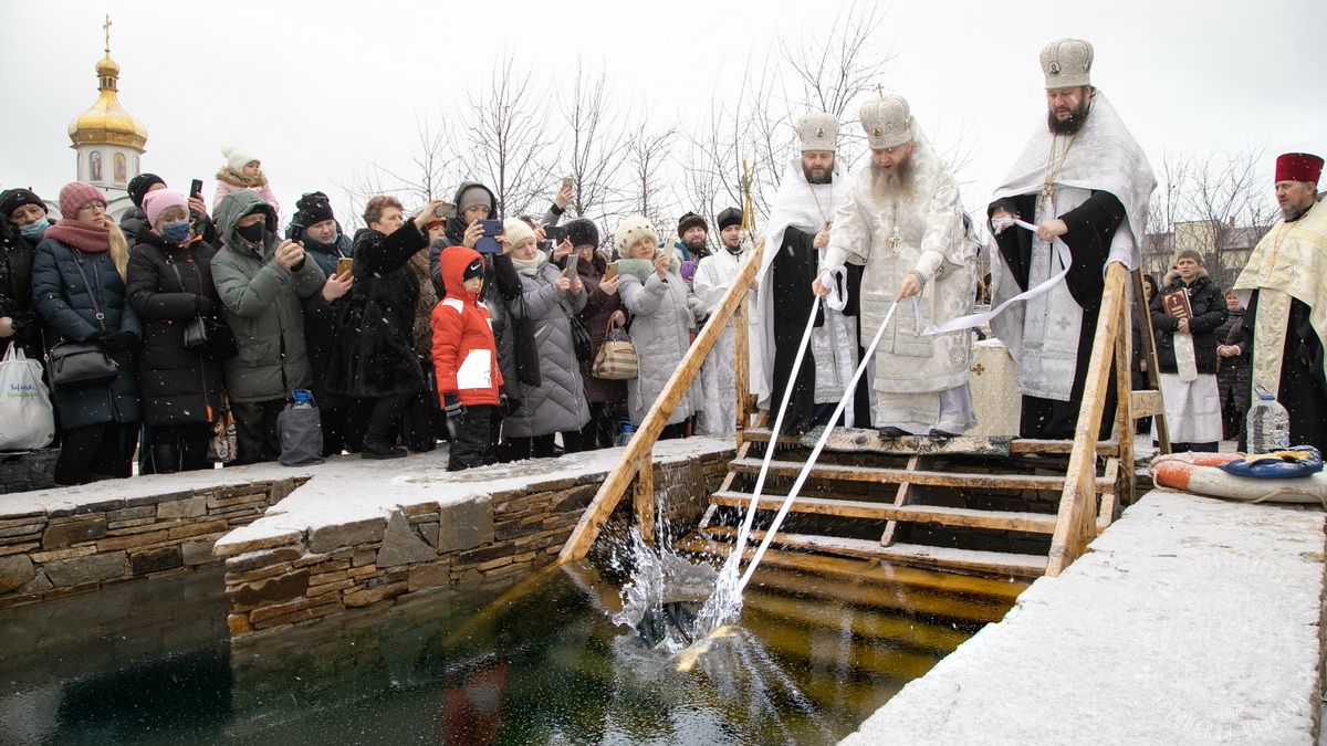 Вы сейчас просматриваете Луганск. Митрополит Пантелеимон совершил праздничное богослужение в кафедральном соборе и освятил Крещенскую купель