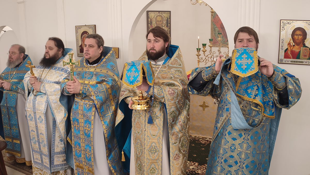Луганск. Секретарь епархии возглавил Божественную литургию в Свято-Нестеровском храме