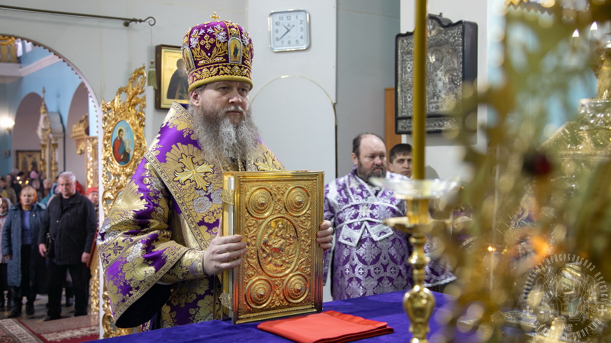 Подробнее о статье Луганск. Правящий архиерей совершил богослужение Недели Крестопоклонной
