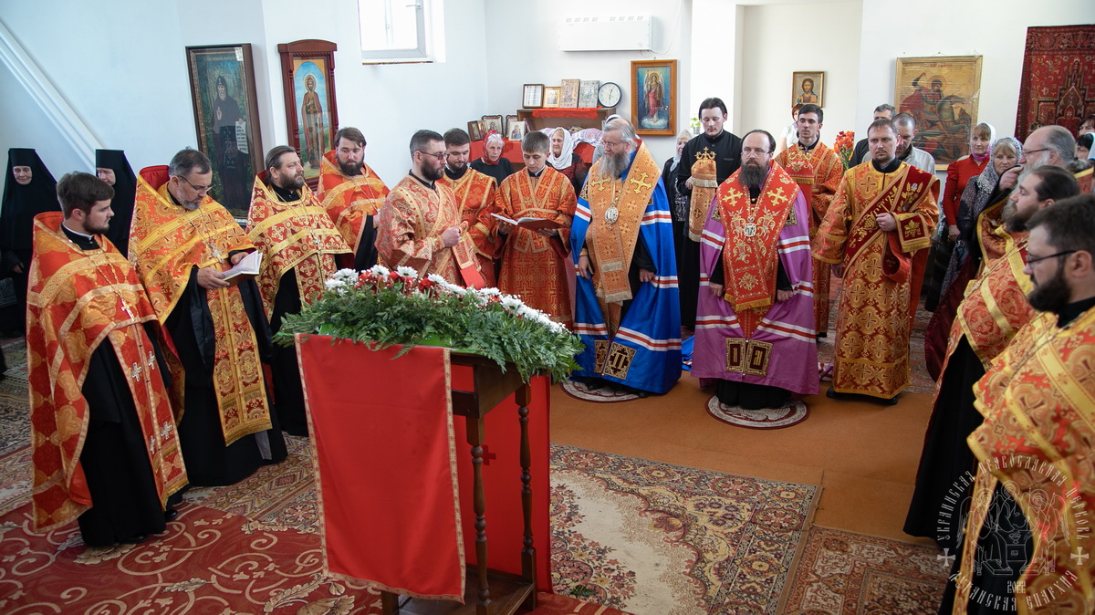 Подробнее о статье Луганск. Епархиальные архиереи совершили молебное пение с акафистом Воскресению Христову