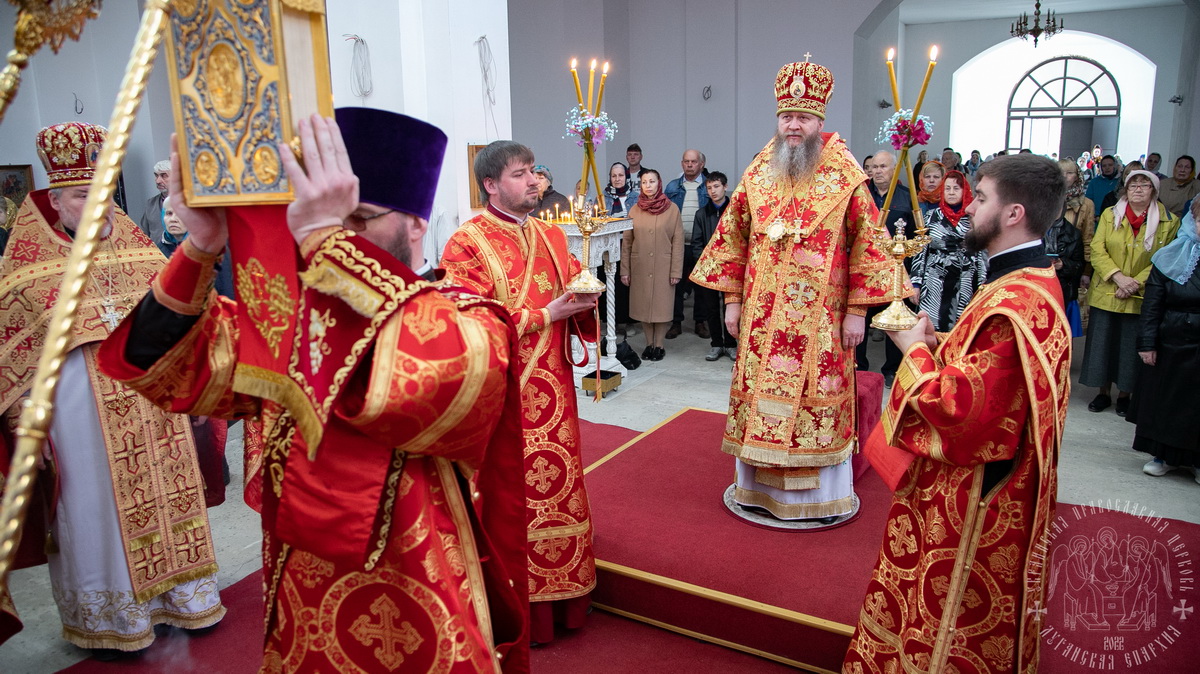 Вы сейчас просматриваете Луганск. Митрополит Пантелеимон совершил Пасхальное богослужение в храме иконы Божией Матери «Умиление»