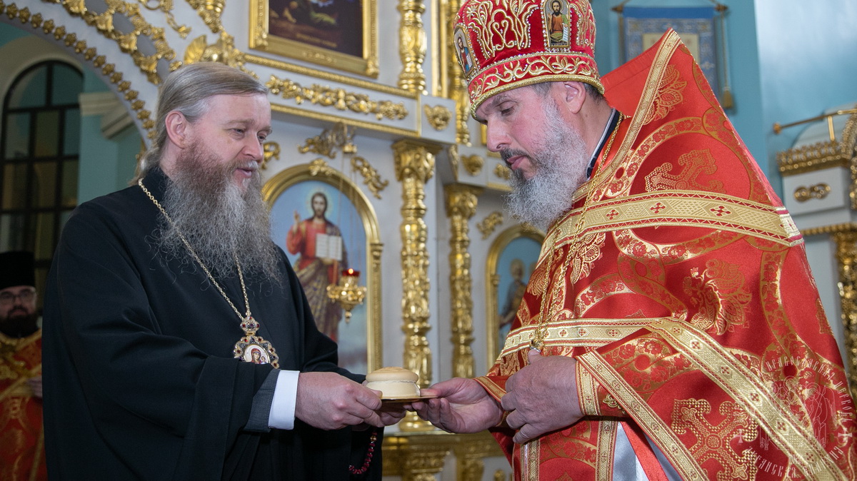 Подробнее о статье Луганск. Митрополит Пантелеимон поздравил клирика кафедрального собора с 65-летним юбилеем