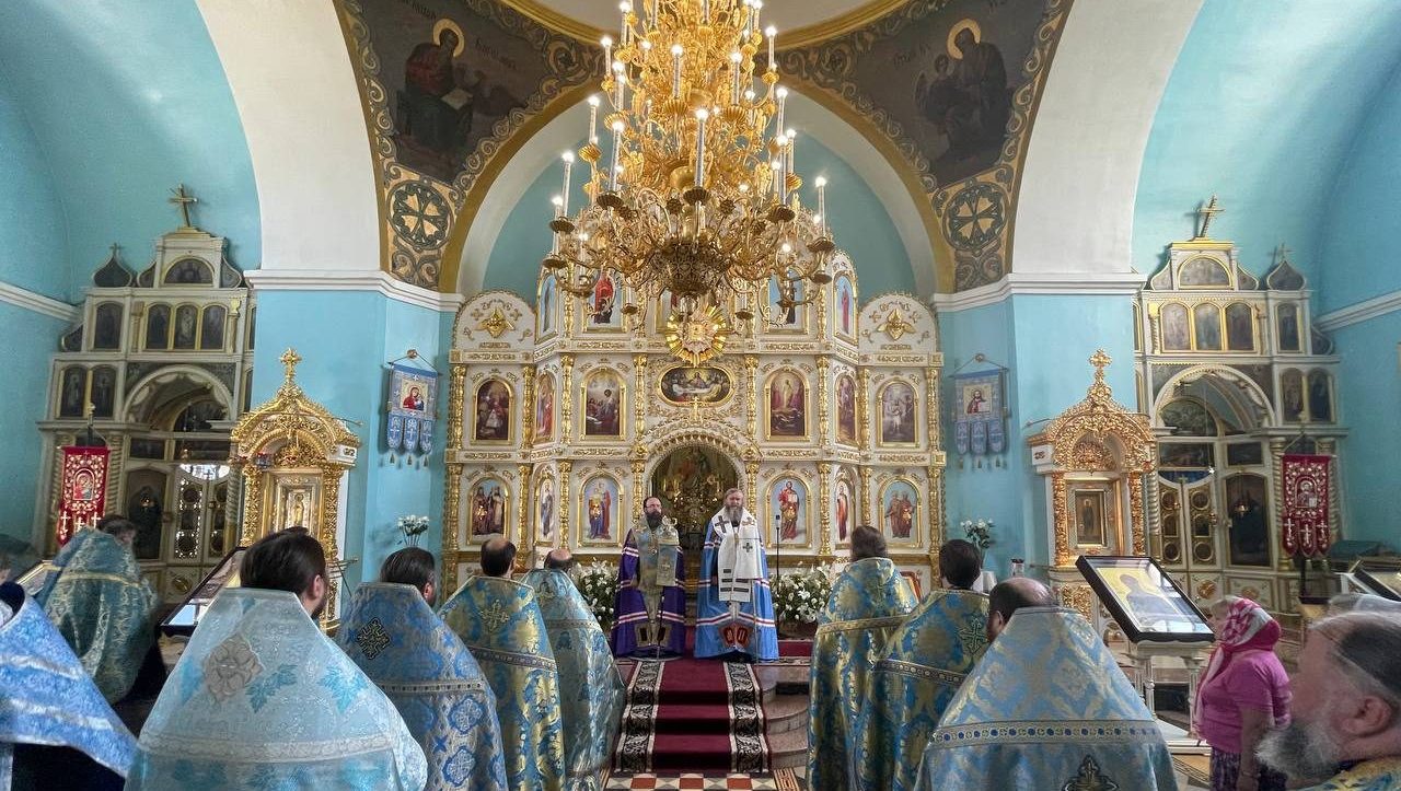 Подробнее о статье Луганск. Епархиальные архиереи совершили молебное пение у Луганской иконы Божией Матери