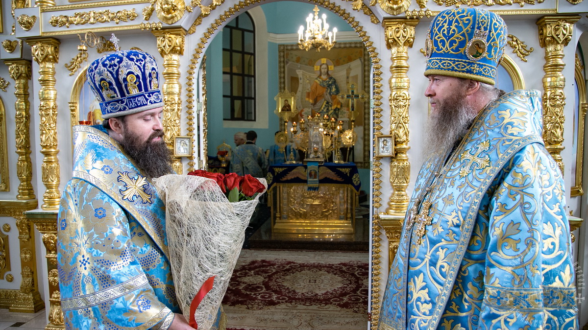 Вы сейчас просматриваете Луганск. Митрополит Пантелеимон молитвенно встретил день своей архиерейской хиротонии