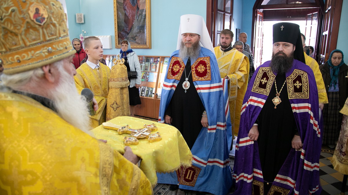Подробнее о статье Луганск. Епархиальные архиереи совершили воскресное богослужение в кафедральном соборе