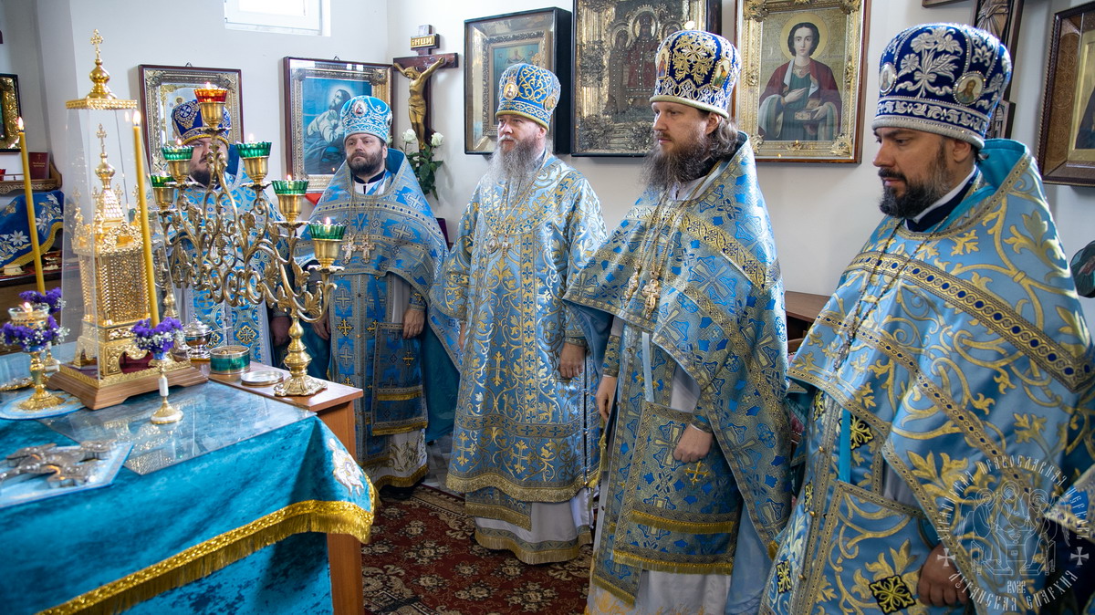 Вы сейчас просматриваете Луганск. Митрополит Пантелеимон возглавил празднование Покрова Пресвятой Богородицы