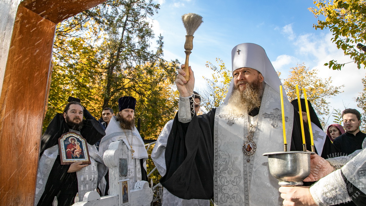 Подробнее о статье Луганск. Архипастыри совершили освящение надгробного Креста