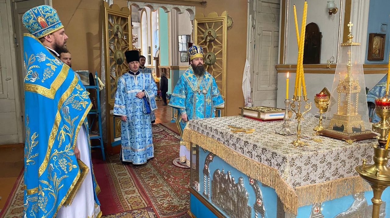 Вы сейчас просматриваете Трёхизбенка. Викарий Луганской епархии совершил праздничное богослужение
