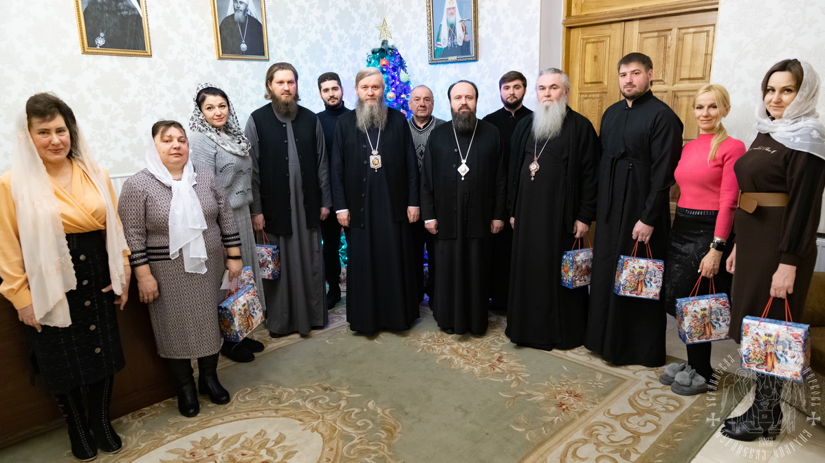 Луганск. Сотрудники Епархиального управления поздравили владыку с Рождеством Христовым