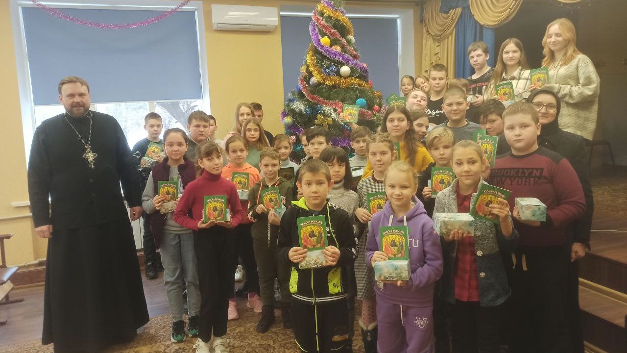 Новоайдар. Благочинный поздравил детей школы-интерната с Рождеством Христовым