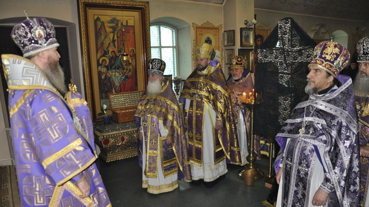 Вы сейчас просматриваете Новоайдар. Правящий архиерей совершил соборное богослужение с духовенством трёх благочиний