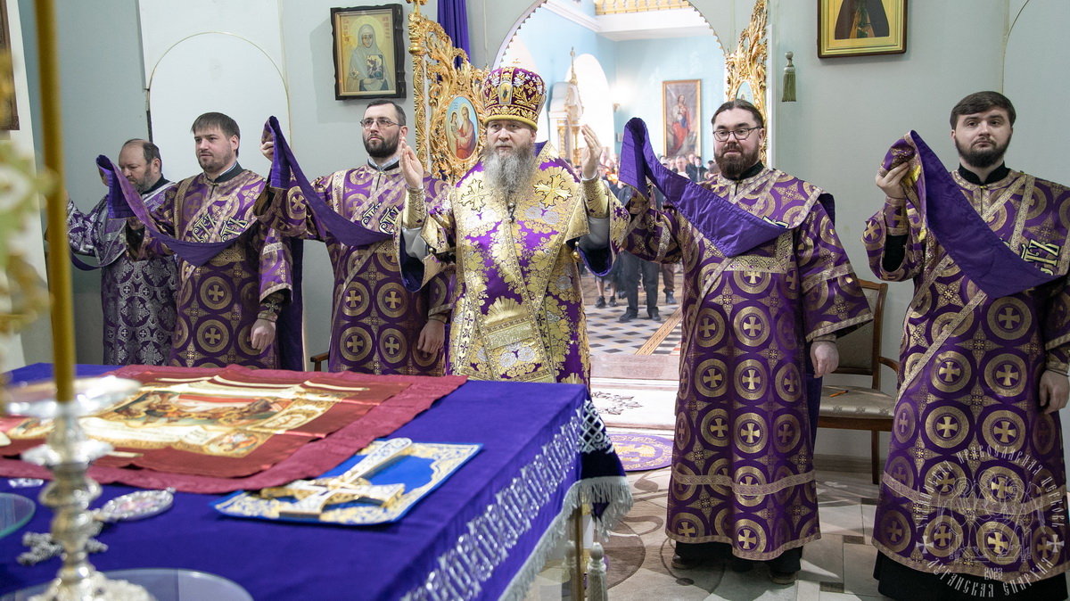 Вы сейчас просматриваете Луганск. Правящий архиерей совершил воскресное богослужение в кафедральном соборе