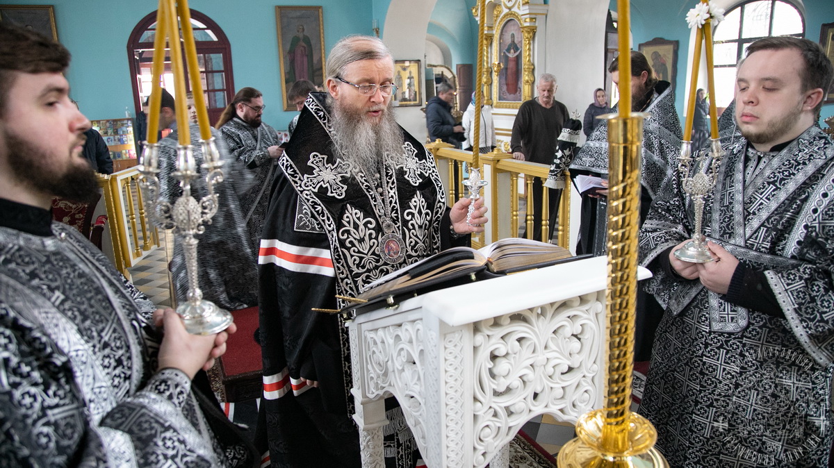 Подробнее о статье Луганск. Митрополит Пантелеимон совершил третье чинопоследование Пассии