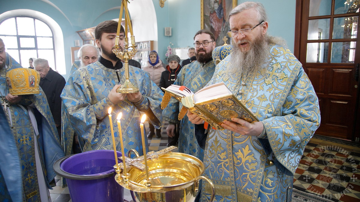 Вы сейчас просматриваете Луганск.  Митрополит Пантелеимон совершил празднование иконе Божией Матери «Живоносный Источник»