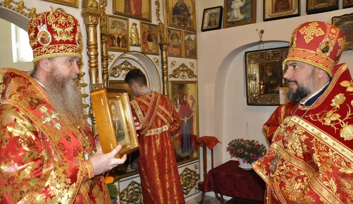 Подробнее о статье Луганск. Правящий архиерей поздравил с юбилейными датами настоятеля Свято-Покровского храма