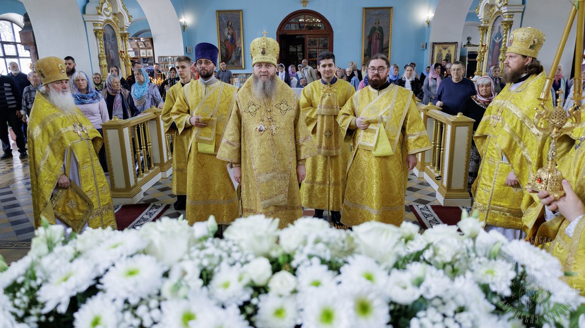 Вы сейчас просматриваете Луганск. Архипастырь совершил воскресное богослужение в кафедральном соборе