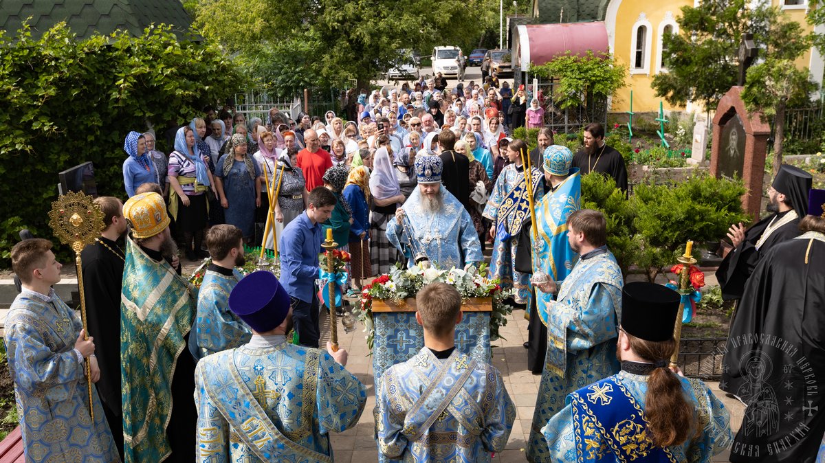Вы сейчас просматриваете Луганск. Митрополит Пантелеимон совершил Всенощное бдение с акафистом Пресвятой Богородице