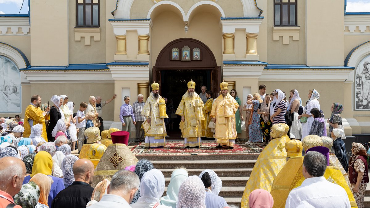 Вы сейчас просматриваете Луганск. Архипастыри возглавили празднование Престольного дня кафедрального собора
