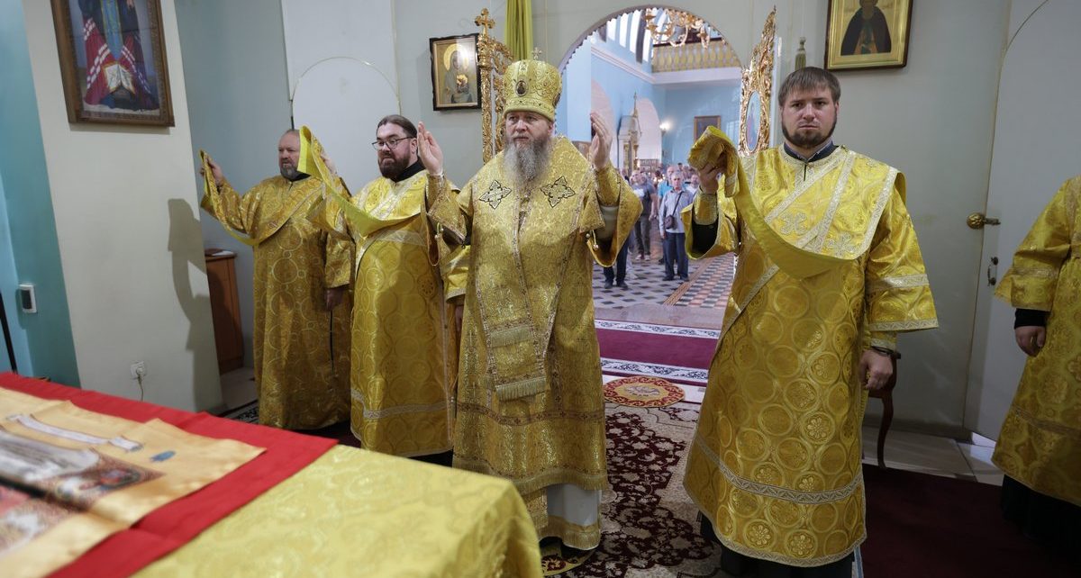 Подробнее о статье Луганск. Митрополит Пантелеимон совершил воскресное богослужение в кафедральном соборе