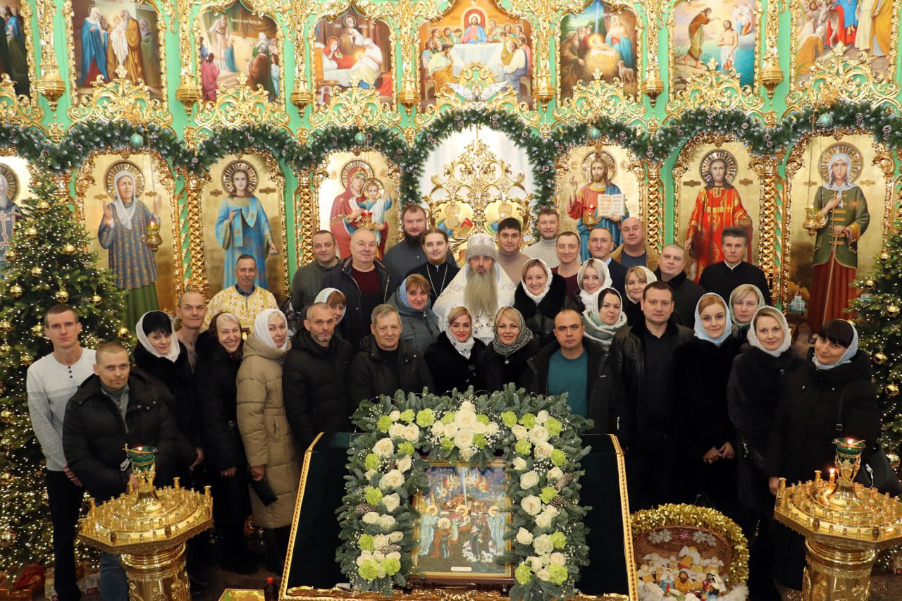 Подробнее о статье Луганск. Труженики завода «Агат» поздравили настоятеля храма с Рождеством Христовым