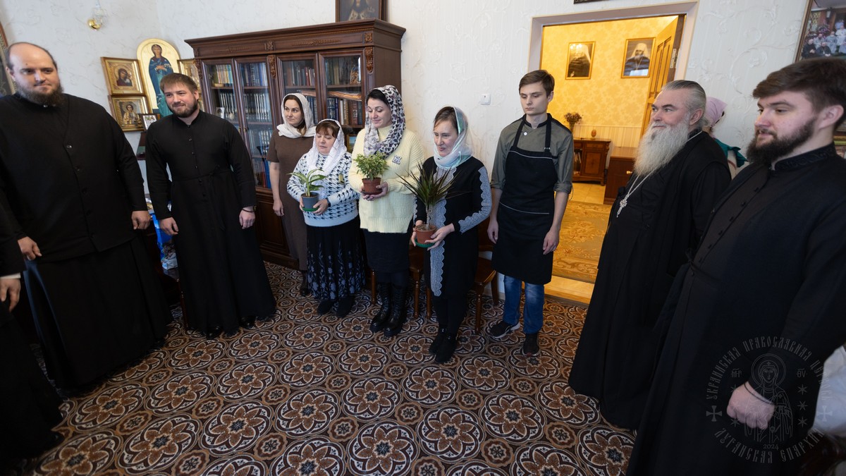Подробнее о статье Луганск. Сотрудники Епархиального управления поздравили владыку с Рождеством Христовым