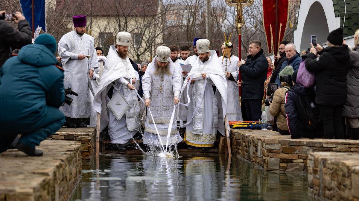 Подробнее о статье Луганск. Митрополит Пантелеимон совершил праздничное богослужение и освятил Крещенскую купель