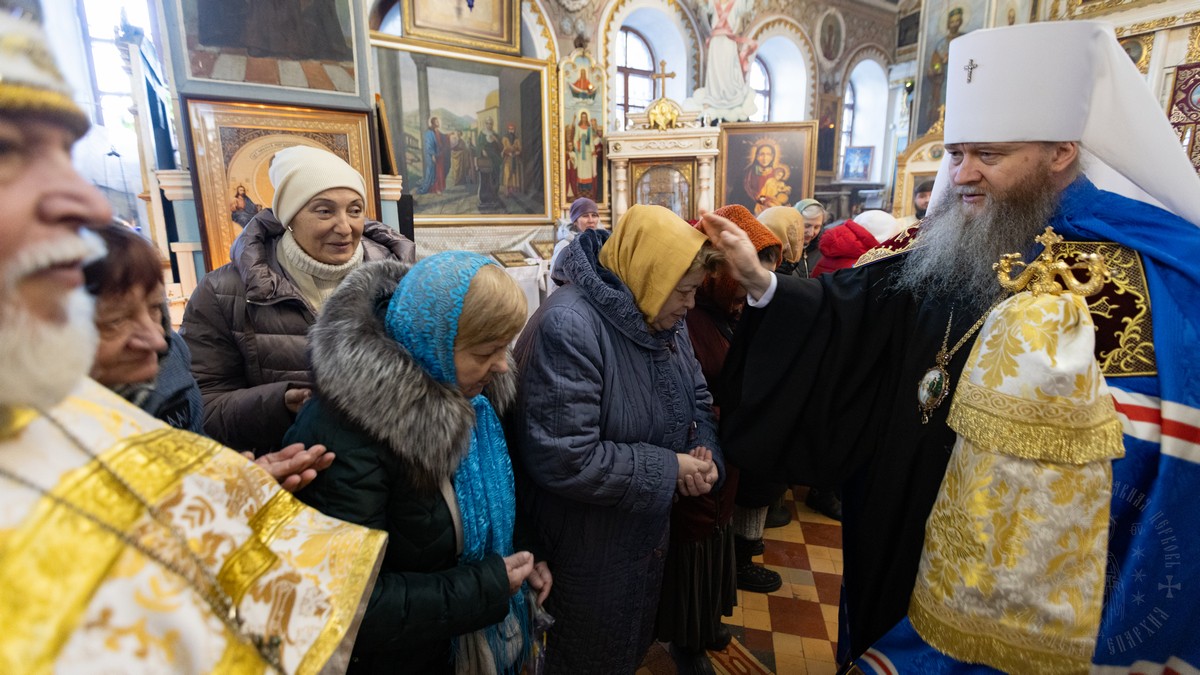 Подробнее о статье Луганск. Митрополит Пантелеимон совершил воскресное богослужение в Николо-Преображенском соборе