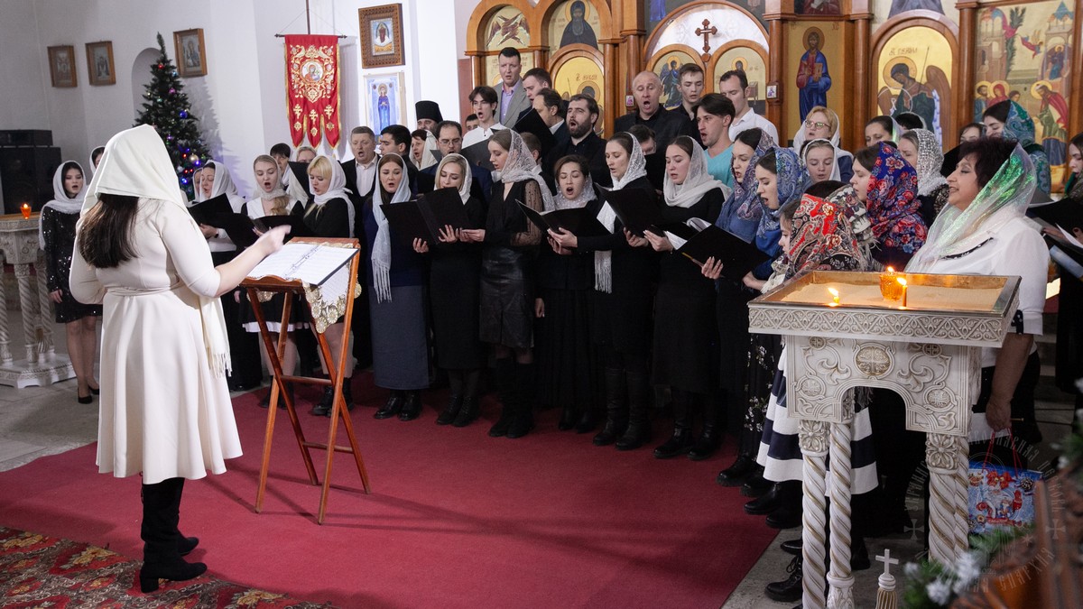 Вы сейчас просматриваете Луганск. Великая вечерня и вечер Колядок в храме иконы Божией Матери «Умиление»