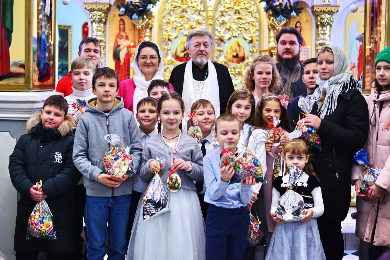 Подробнее о статье Луганск. В городских храмах прошли Рождественские утренники