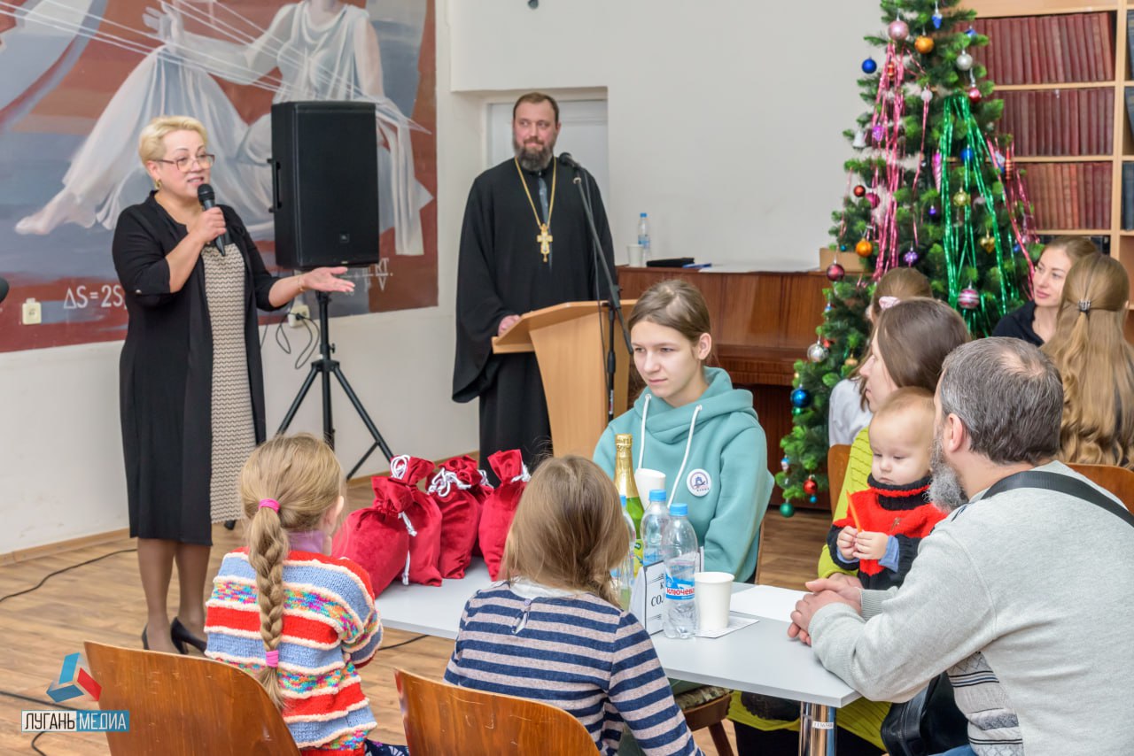 Вы сейчас просматриваете Луганск. Прошла открытая интеллектуальная игра знатоков православной культуры «Святочные игры: Семейная лига: 2024»
