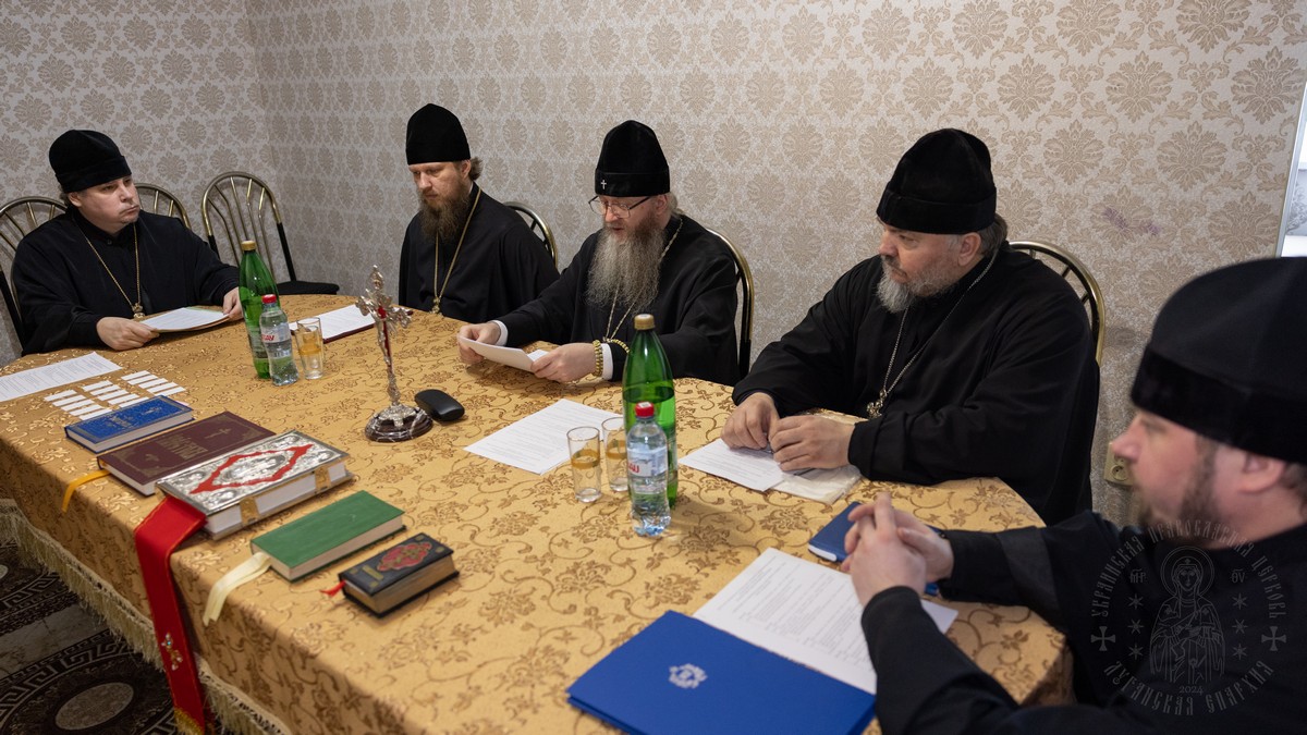 Вы сейчас просматриваете Луганск. Ставленническая комиссия Луганской епархии экзаменовала кандидата в сан диакона