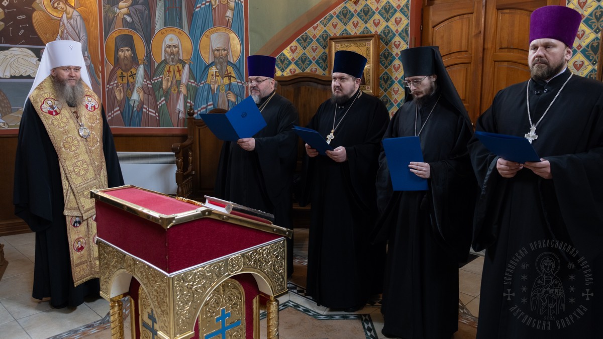 Подробнее о статье Луганск. Митрополит Пантелеимон привел к присяге членов епархиального церковного суда