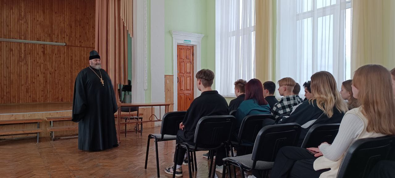 Подробнее о статье Луганск. Руководитель молодежного отдела провел беседу со школьниками