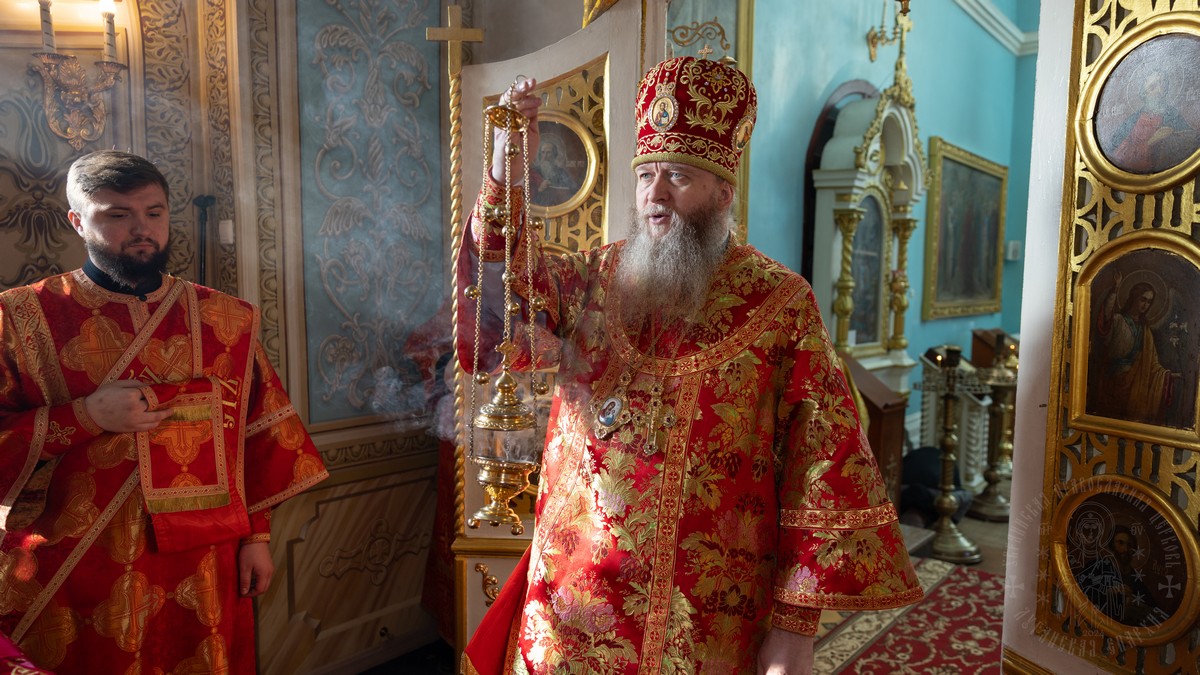 Подробнее о статье Луганск. Митрополит Пантелеимон совершил Литургию в кафедральном соборе