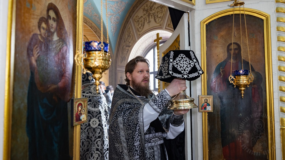 Подробнее о статье Луганск. Митрополит Пантелеимон совершил первую в этом Великом посту Литургию Преждеосвященных Даров