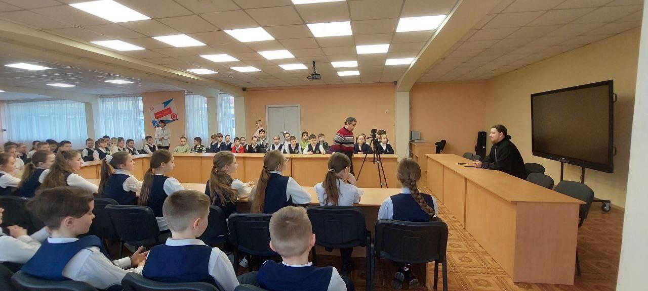 Вы сейчас просматриваете Луганск. Священнослужитель рассказал ученикам о смысле Великого поста