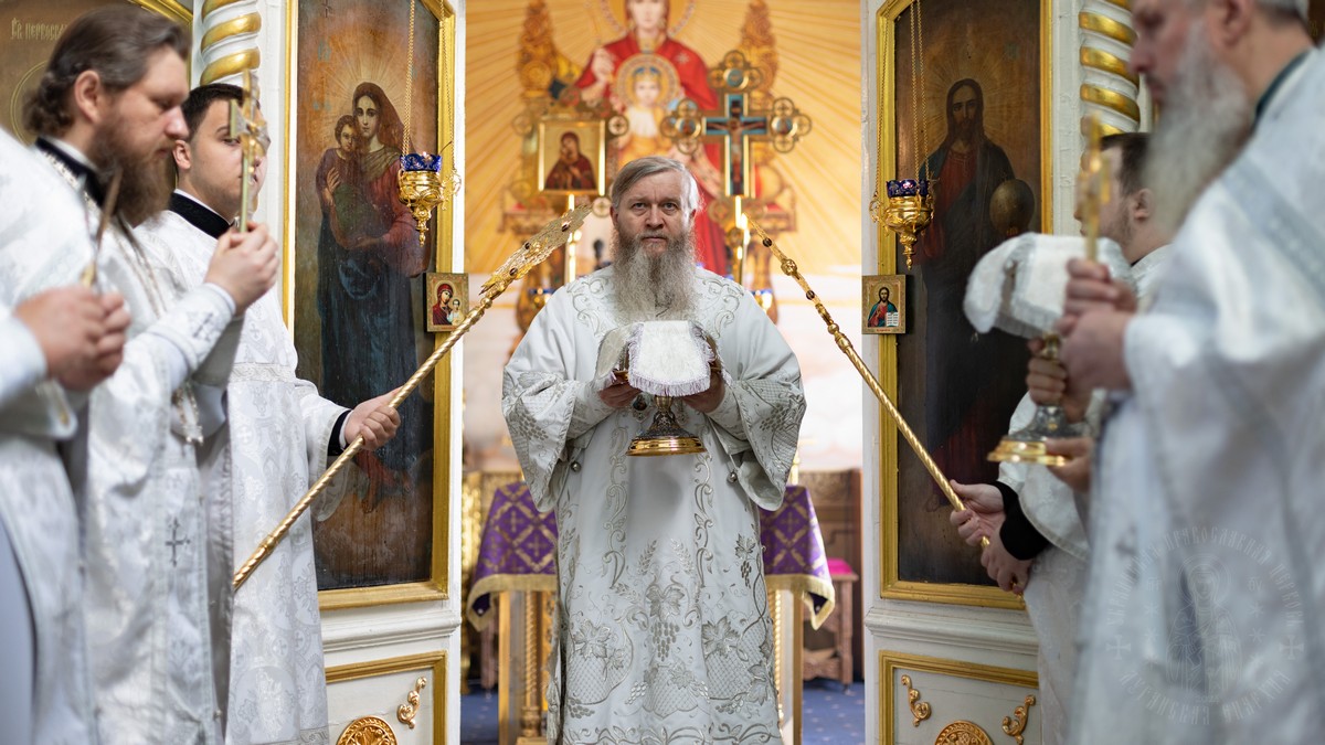 Вы сейчас просматриваете Луганск. Митрополит Пантелеимон совершил богослужение Лазаревой Субботы
