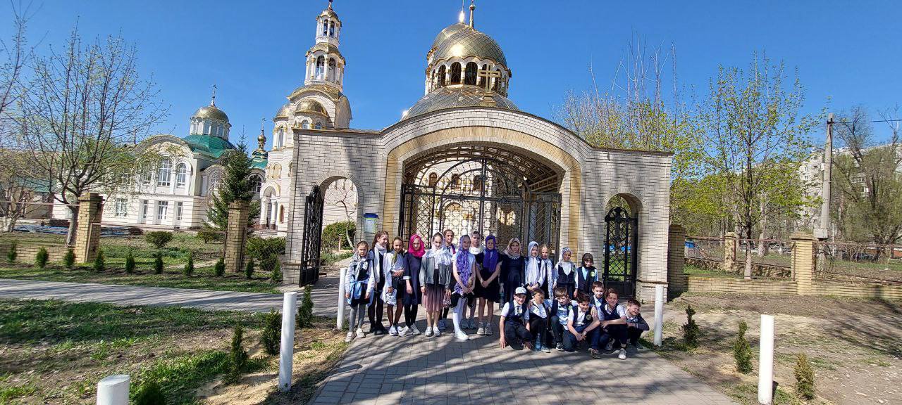 Вы сейчас просматриваете Луганск. Священнослужители ознакомили школьников с устройством храма